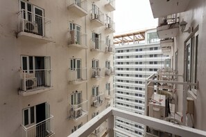 Property grounds - Netflix and Chill. Pool access with overlooking QC (Quezon City)