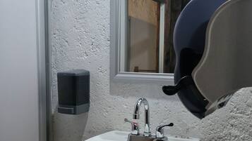 Toalhas de banho, sabonete, papel higiênico