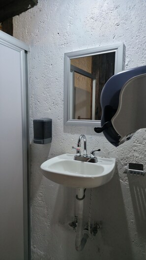 Toalhas de banho, sabonete, papel higiênico