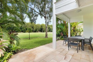 屋外ダイニングエリア