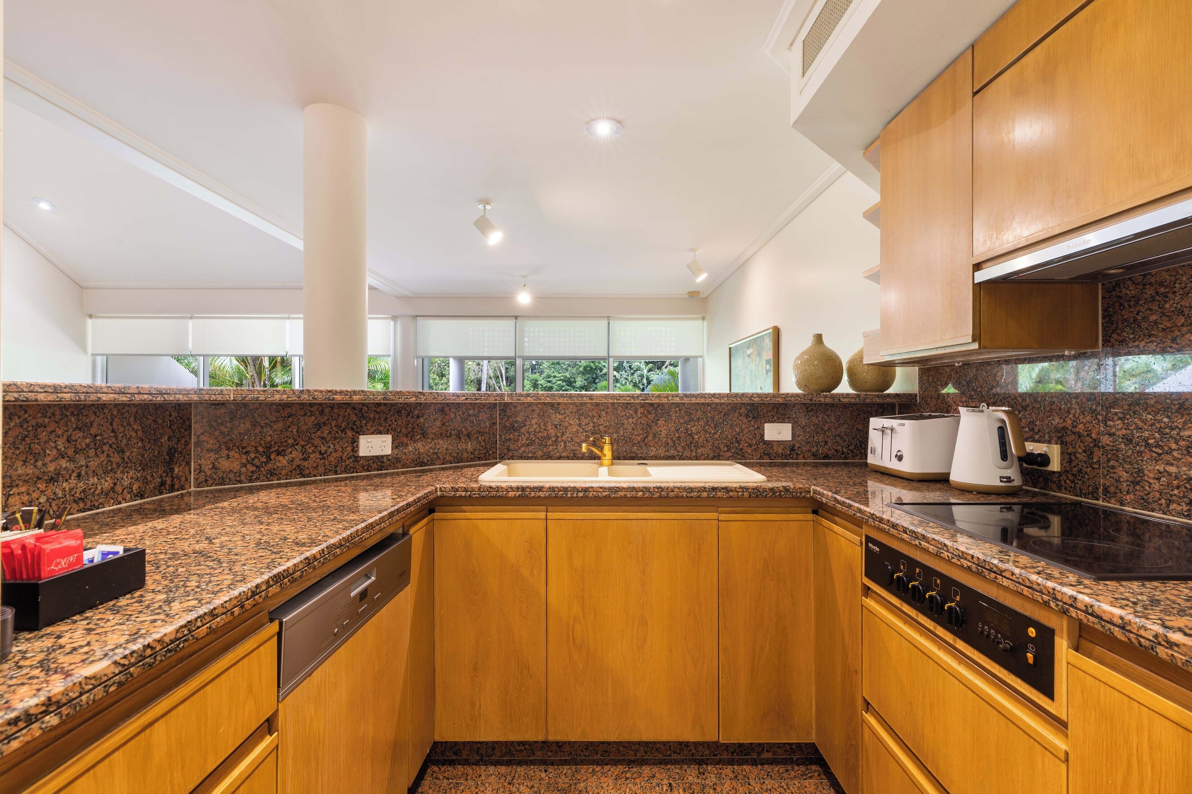 Horno, parrilla de estufa, lavavajillas y cafetera y tetera 