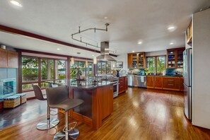 Cafetera/tetera, refrigerador, microondas, horno