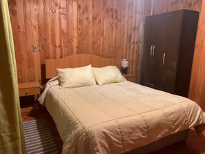 2 bedrooms, bed sheets - Cozy cabin minutes from downtown Pucón (Pucon)