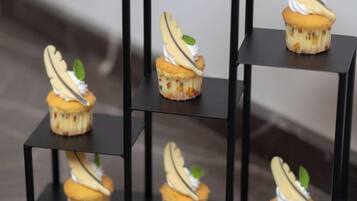 Una serie de cupcakes sobre pedestales negros cuadrados.