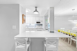 Fridge, microwave, oven, stovetop - English Towers 1102 (Ocean City)