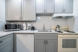 Mikrowelle, Ofen, Herdplatte, Geschirrspüler