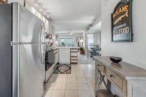 Fridge, microwave, stovetop, coffee/tea maker - Sea Star 201 (Ocean City)