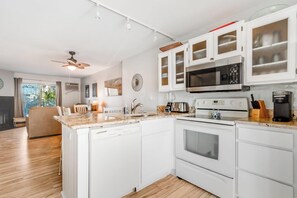 Fridge, microwave, oven, stovetop - Harbour Sails 5 (Ocean City)