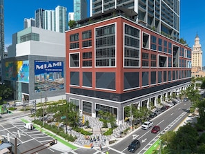 Exterior - Stylish 1BR on 25th Floor • Skyline Views, Pool, Gym & Prime Downtown Stay (Miami)