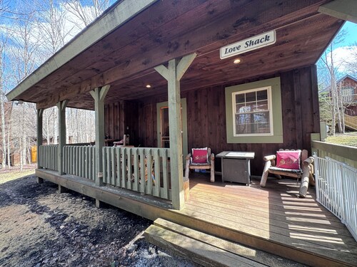 Dizzy's Den--A Log Cabin in the Woods near the lake --formerly the "Love Shack"