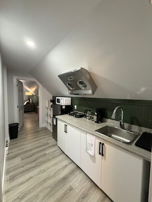 Jääkaappi, mikroaaltouuni, liesi, kahvin-/teenkeitin