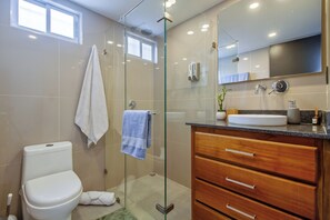 Douche, sèche-cheveux, serviettes fournies, savon