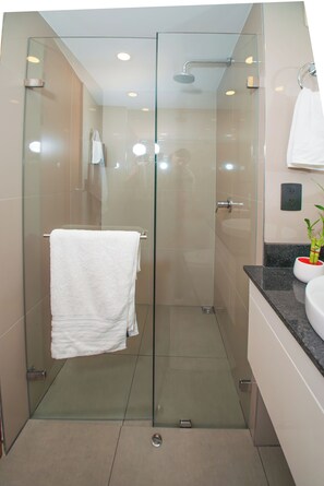Shower, hair dryer, towels, soap - Your home with Comfort, Security and BBQ in El Poblado, Medellin! Super location (Medellín)