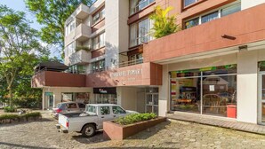 A multi-story building with a sign reading "EDIFICIO EL POMAR 1". - Your home with Comfort, Security and BBQ in El Poblado, Medellin! Super location (Medellín)