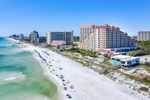 On the beach - 1BR oceanview studio with private balcony (Miramar Beach)