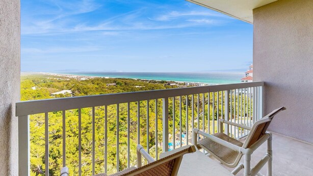 A balcony with a view of the ocean and greenery. - Gulf view studio for 2 with balcony (Miramar Beach)