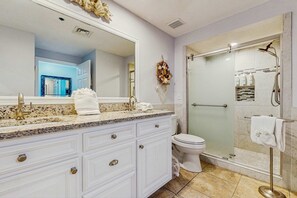 Shower, hair dryer, towels - Gulf view studio for 2 with balcony (Miramar Beach)