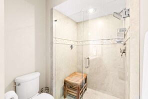 Shower, towels - 1BR condo steps to beach, pools, hot tub (Miramar Beach)