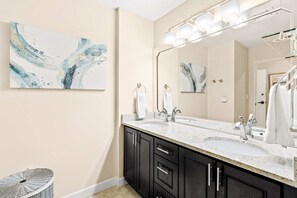 Shower, towels - 1BR condo steps to beach, pools, hot tub (Miramar Beach)