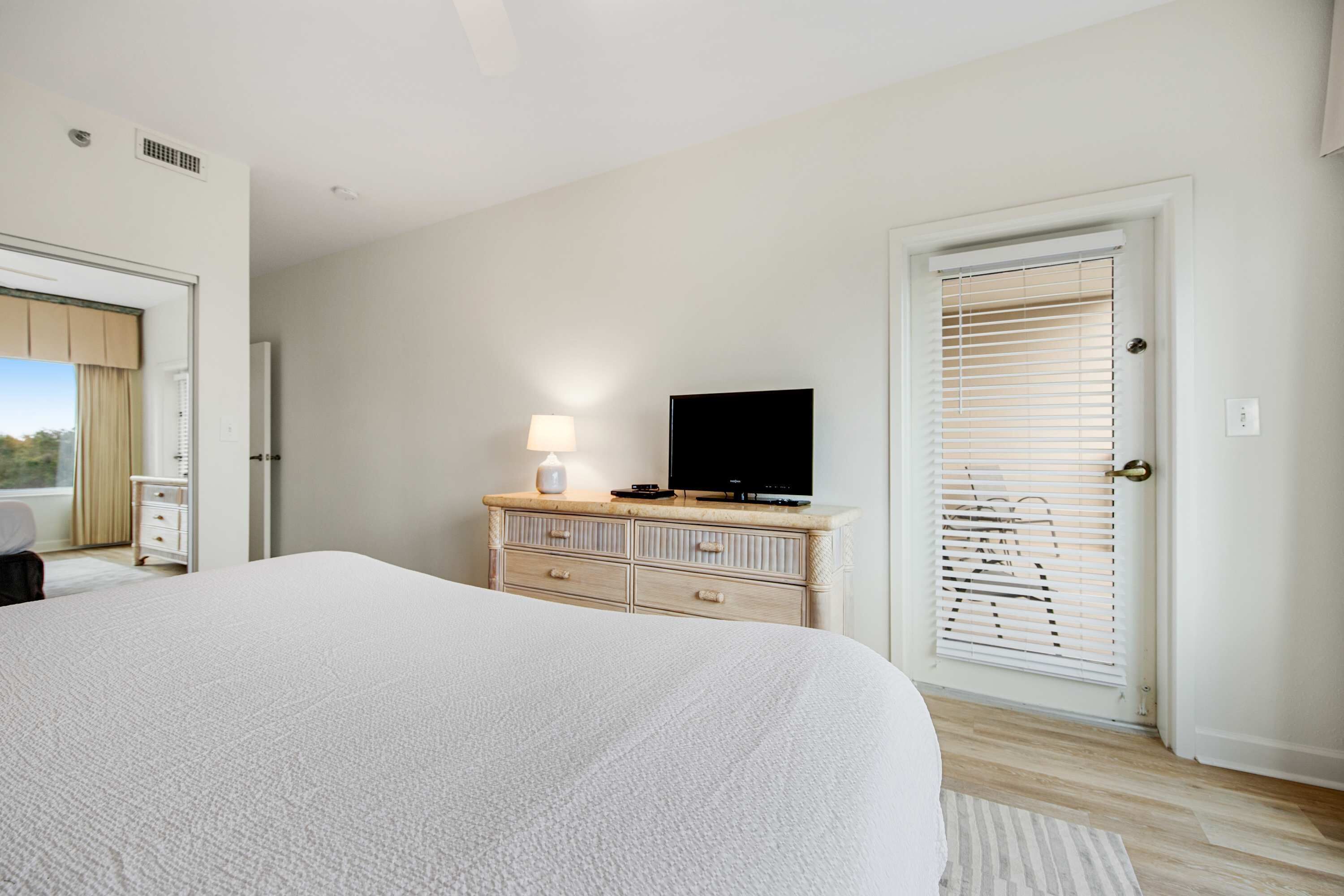 2 bedrooms, iron/ironing board, WiFi