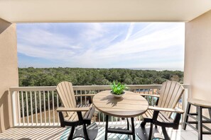 Outdoor dining - Exclusive 3BR with Gulf views, sleeps 8 (Miramar Beach)