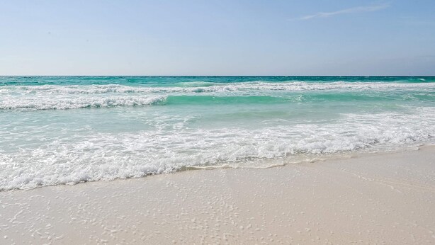 A beach with clear turquoise water and white sand. - Exclusive Studio: Balcony, Pool, Beach Access (Miramar Beach)