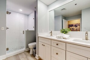 Shower, towels - Exclusive Studio: Balcony, Pool, Beach Access (Miramar Beach)
