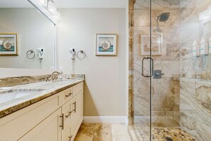 Shower, hair dryer, towels - Exclusive 2BR condo w/ ocean views + pools (Miramar Beach)