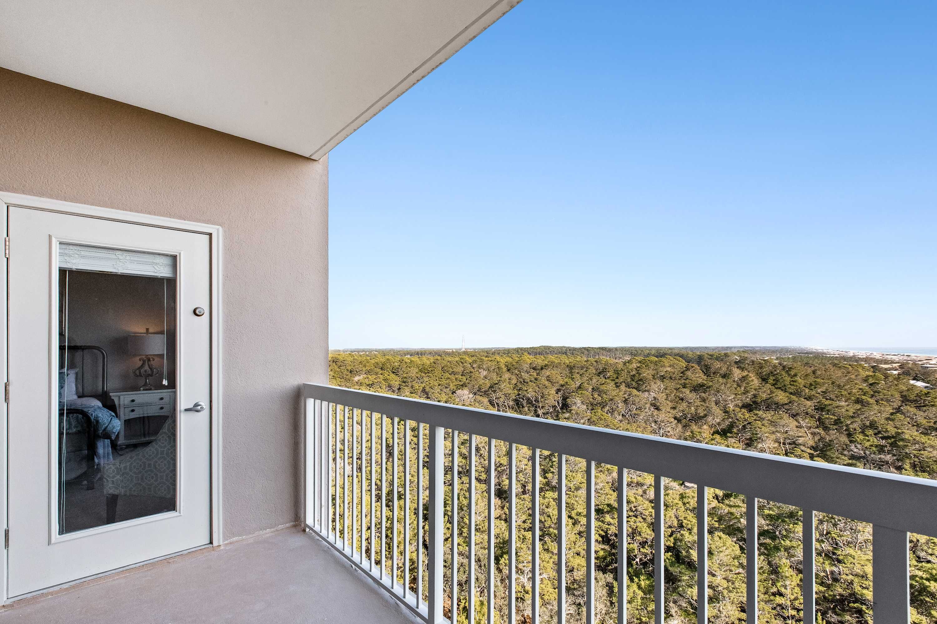 Ein Balkon mit Blick auf eine bewaldete Landschaft.