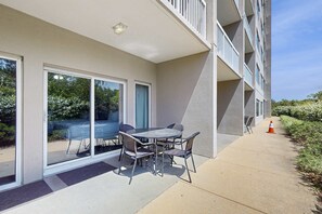 Outdoor dining - Exclusive studio: Beach & hot tub access (Miramar Beach)