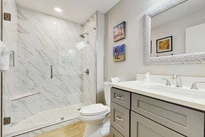 Shower, hair dryer, towels - 2BR Resort Condo: Beach Access & Pools (Miramar Beach)