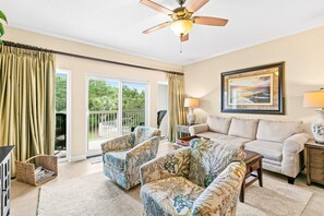 TV - Exclusive 2BR: Steps to Beach, Pools, Hot Tub (Miramar Beach)