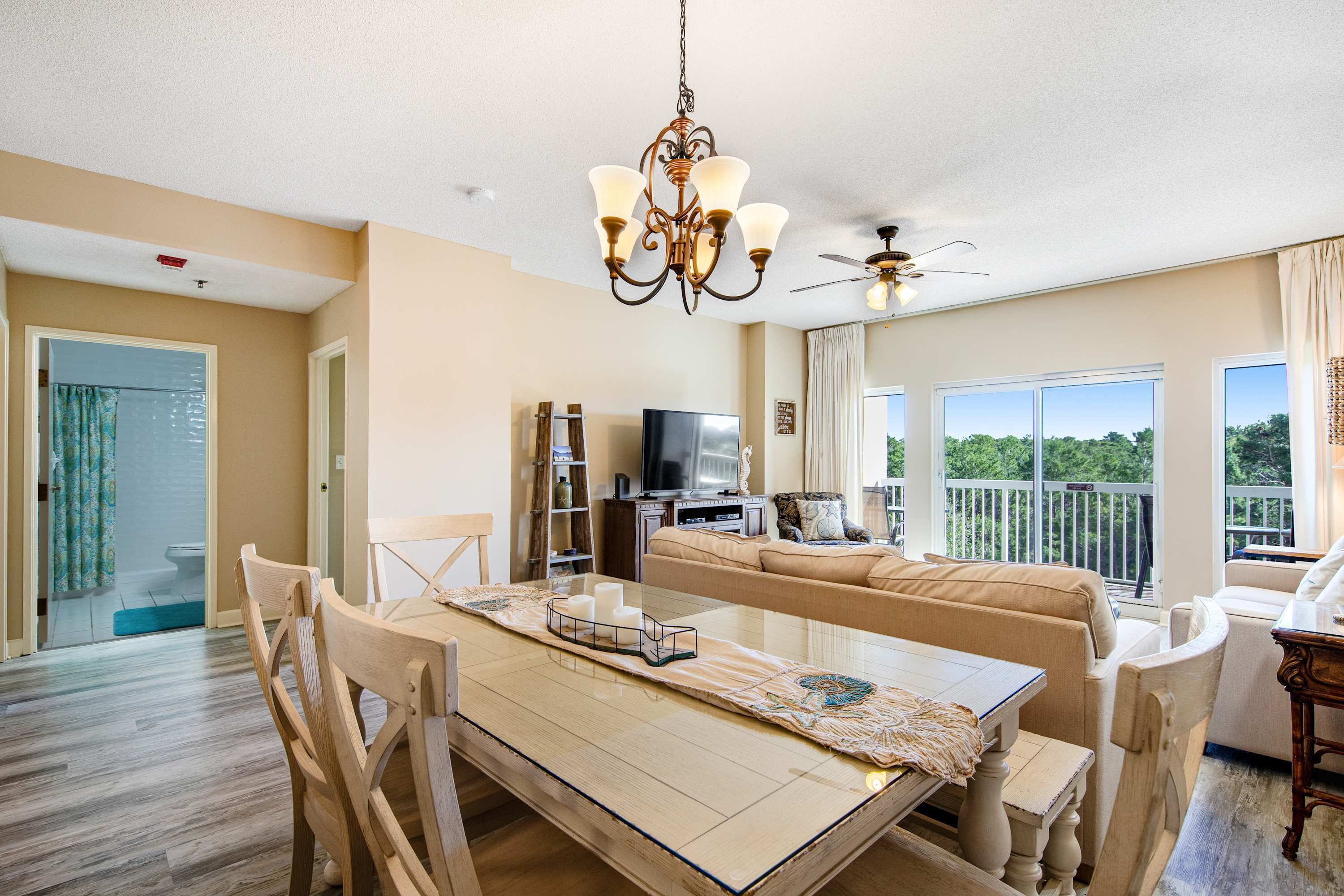 Een televisie, een dvd-speler en een kantoor