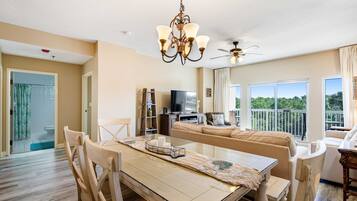 Een televisie, een dvd-speler en een kantoor