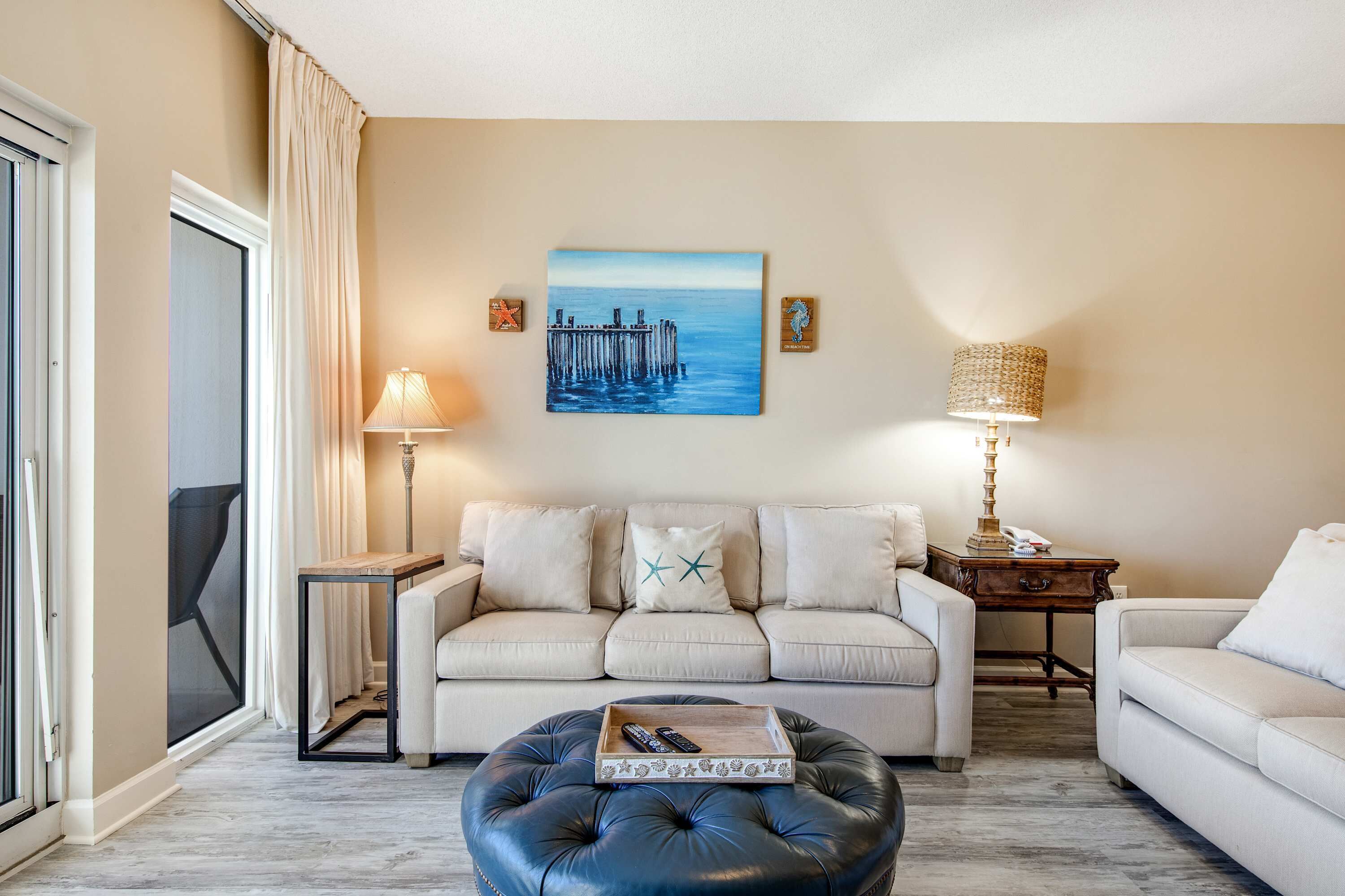 Een televisie, een dvd-speler en een kantoor