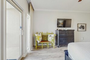 Iron/ironing board, WiFi - 1BR retreat: hot tub, steps to beach access (Miramar Beach)