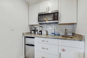 Microwave, coffee/tea maker, toaster - 1BR retreat: hot tub, steps to beach access (Miramar Beach)