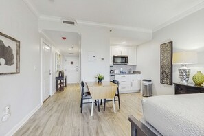 Iron/ironing board, WiFi - 1BR retreat: hot tub, steps to beach access (Miramar Beach)