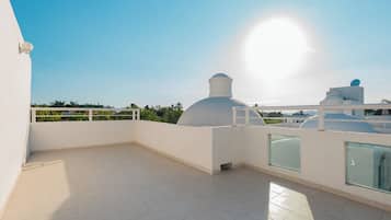 Family House, Pool View | Terrace/patio