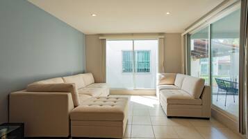 Casa familiar, vista a la alberca | Sala de estar