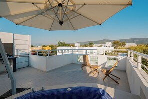 Perhetalo, näköala uima-altaalle | Terassi/patio