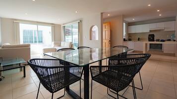 Familie huis, uitzicht op zwembad | Dineerruimte