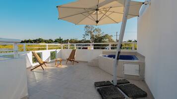 Nhà dành cho gia đình, quang cảnh hồ bơi | Hiên