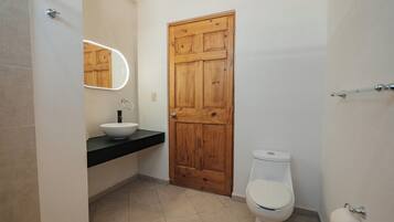 Familie huis, uitzicht op zwembad | Badkamer