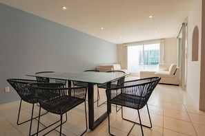 Rumah Keluarga, pemandangan kolam renang | Ruang makan