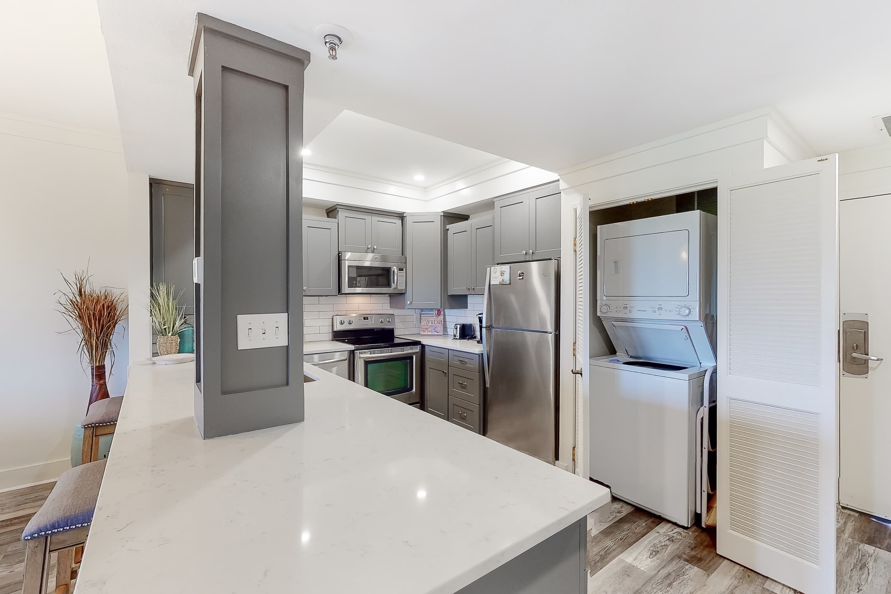 Een koelkast, een magnetron, een oven, een kookplaat