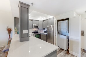 ثلاجة، ميكروويف، فرن، موقد طهي مسطح