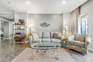 TV, DVD player, stereo - Exclusive 2BR condo: pool, beach access, BBQ (Miramar Beach)