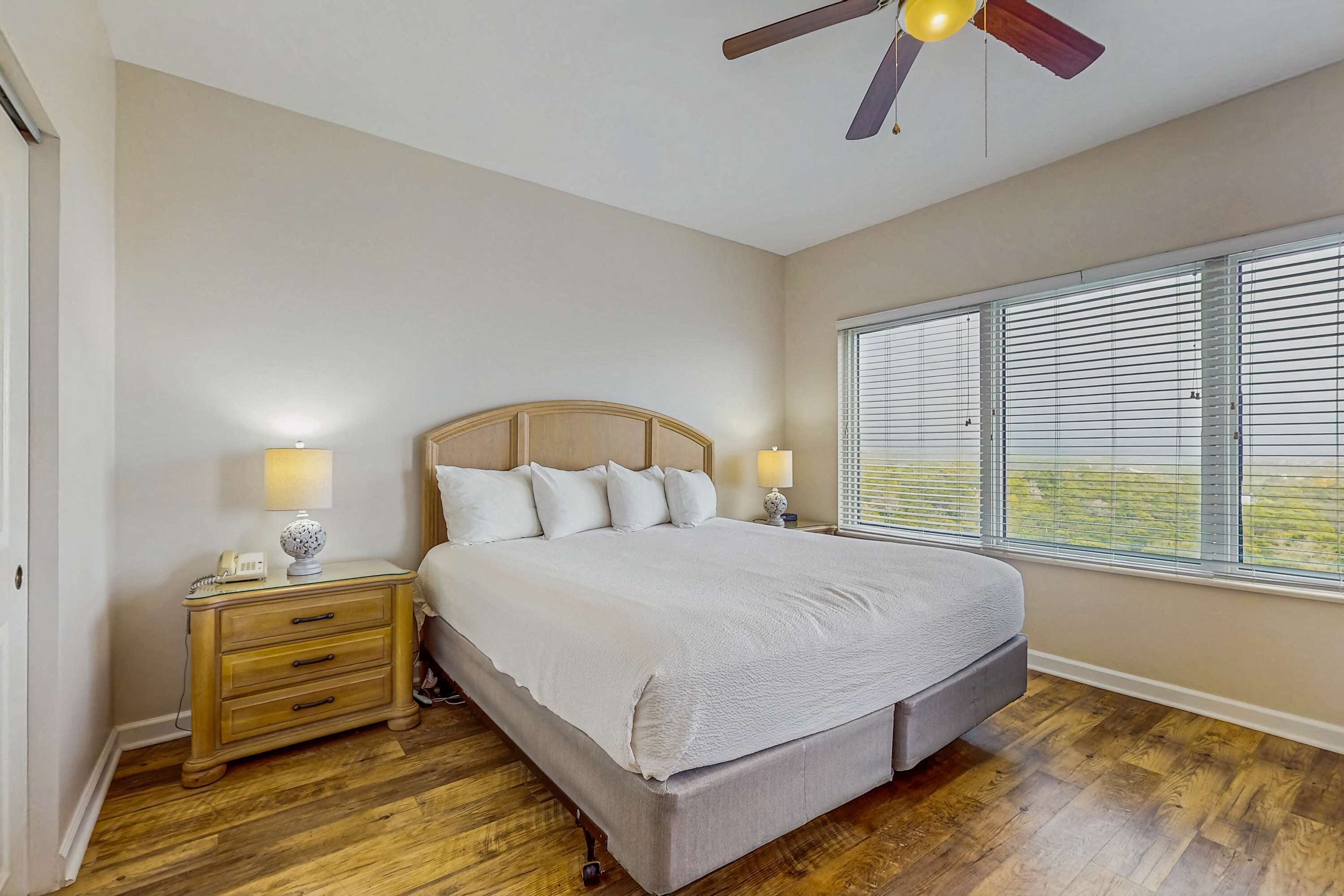 2 bedrooms, iron/ironing board, WiFi
