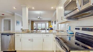 Refrigerador, microondas, horno y parrilla de estufa